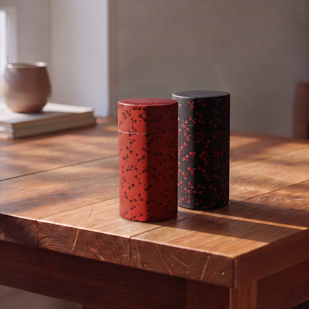 Boîtes à thé Yugen lab cylindriques en fer blanc et papier washi avec motif japonais de libellules noir et rouge