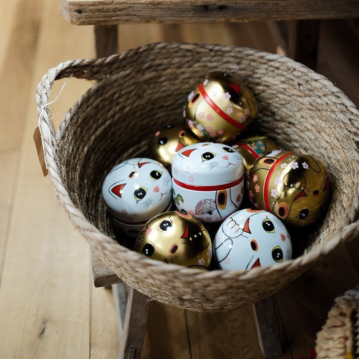 Boîtes à thé Yugen lab en fer blanc en forme de chat porte-bonheur Maneki Neko dorées et argentées dans un panier