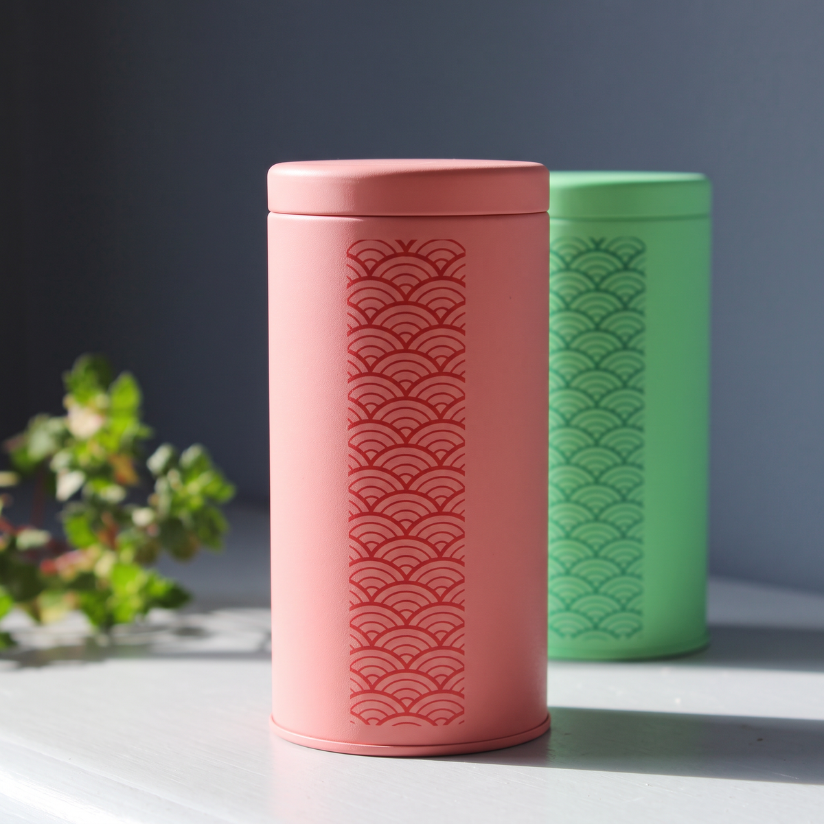 Boîtes à thé Yugen lab cylindriques en fer blanc mat avec motif japonais Seigaiha rose et vert