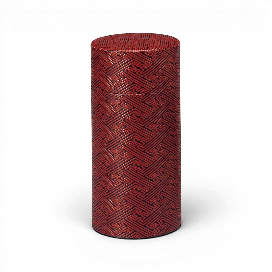 Boîte à thé Yugen lab cylindrique en fer blanc rouge avec un motif géométrique en relief façon tressage