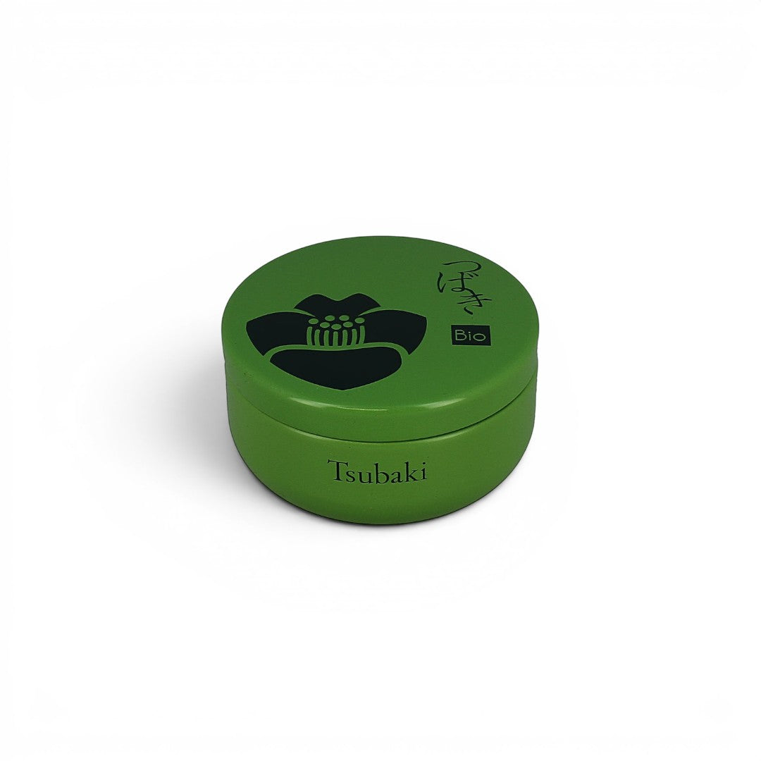 Boîte à thé Yugen lab Tsubaki verte en métal avec motif de fleur de camélia, capacité 40g, couvercle hermétique.