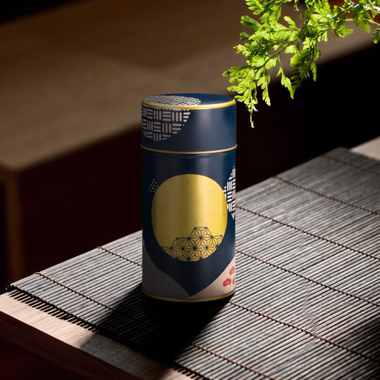 Boîte à thé Yugen lab Tsukihi Navy Blue cylindrique en fer blanc et papier washi avec motifs géométriques dorés