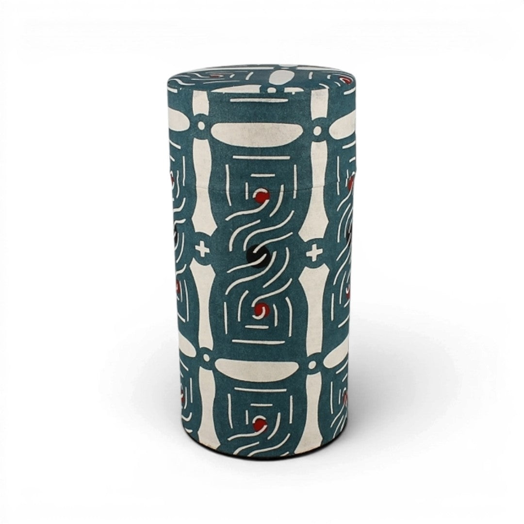 Boîte à thé cylindrique Yugen lab en fer blanc habillée de papier washi bleu grisé à motifs graphiques japonais