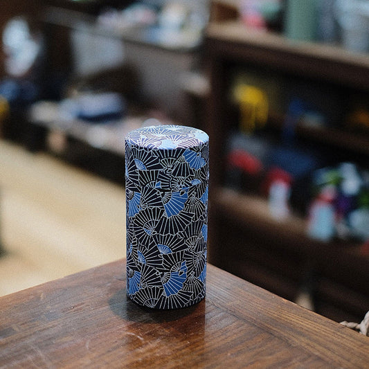 Boîte à thé Yugen lab cylindrique en papier washi bleu et noir avec motif d'éventails japonais traditionnels