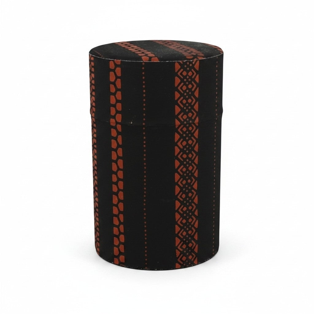 Boîte à thé Yugen lab cylindrique en fer blanc et papier washi noir avec motifs géométriques verticaux rouge terre