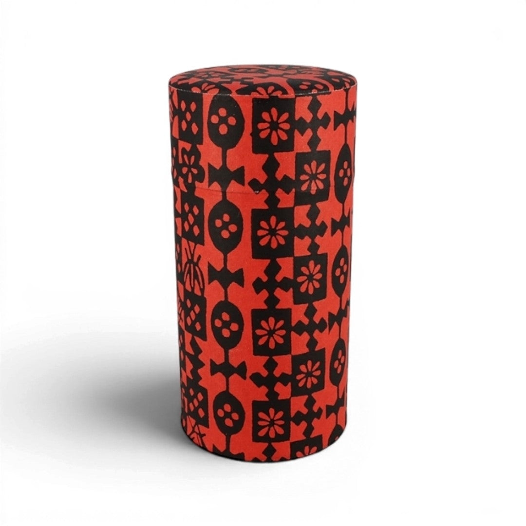 Boîte à thé Yugen lab cylindrique en fer blanc et papier washi rouge à motifs floraux et géométriques noirs