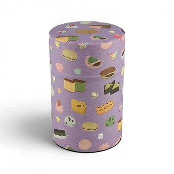 Boîte à thé Yugen lab en fer blanc recouverte de papier washi violet avec des motifs de pâtisseries japonaises.