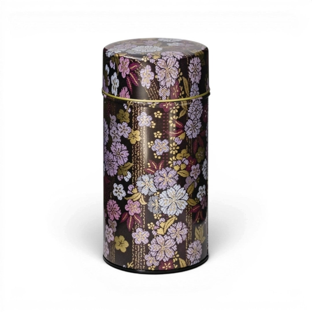Boîte à thé Yugen lab Zakura cylindrique en fer blanc avec motif floral japonais prune et doré sur fond sombre