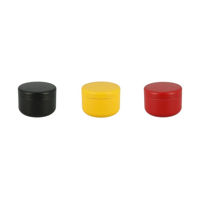 Trois boîtes à thé Yugen lab au fini mat, disponibles en noir, jaune et rouge, au design japonais moderne et épuré.