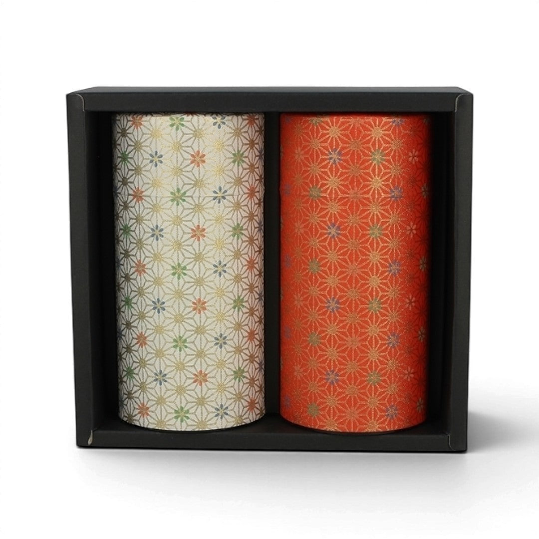 Set de deux boîtes à thé japonaises Yugen lab tubulaires avec motif asanoha rouge et blanc dans un coffret noir