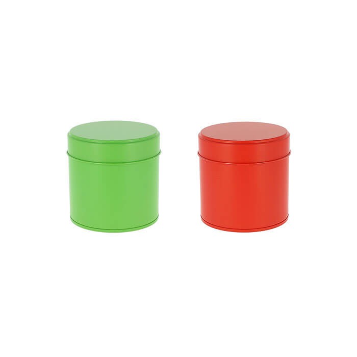 Deux boîtes à thé Yugen lab en fer blanc, l'une verte et l'autre rouge, au design japonais épuré et cylindrique.