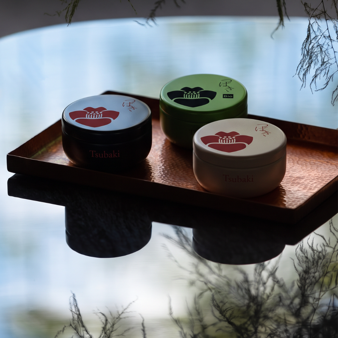 Trois boîtes à thé japonaises Yugen lab Tsubaki en fer blanc, coloris noir, vert et blanc avec motif fleur de camélia.