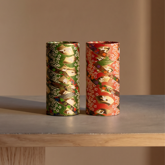 Boîtes à thé Yugen lab cylindriques en fer et papier washi avec motifs d'éventails japonais verts et rouges