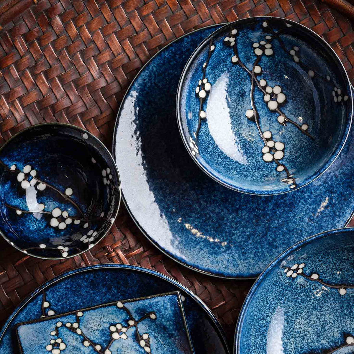 Bol en céramique Yugen lab bleu profond avec motifs de fleurs de cerisier blanches pour le service de table