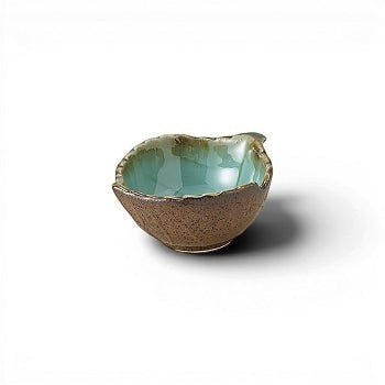 Petit bol Yugen lab en céramique forme feuille avec intérieur émaillé vert céladon et extérieur texturé ton terre