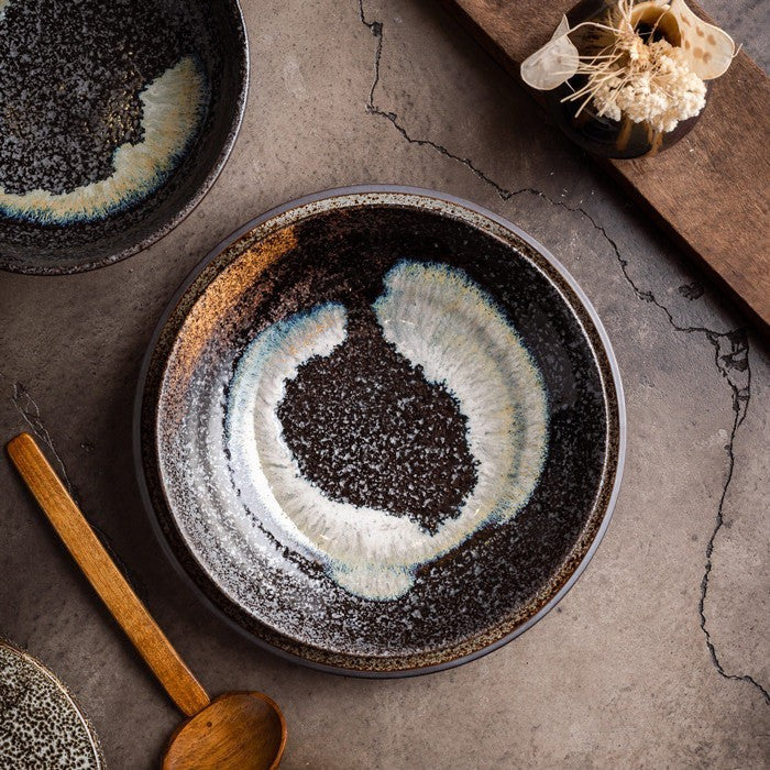 Bol Yugen lab en céramique japonaise noire et brune avec un motif blanc granuleux rappelant l'écume des vagues.