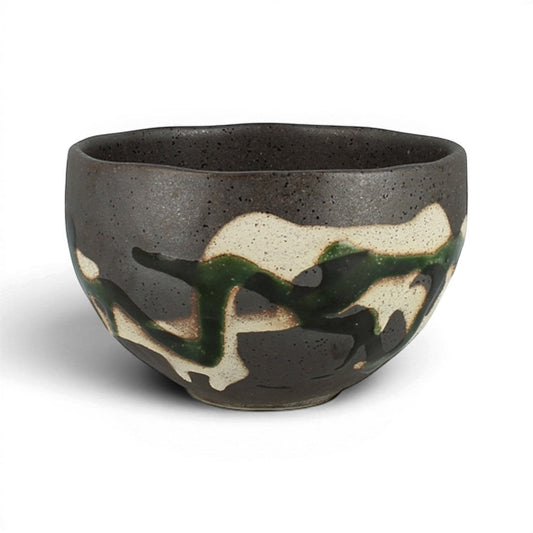 Bol Yugen lab en céramique japonaise noire avec motifs abstraits crème et vert, aspect brut et artisanal.