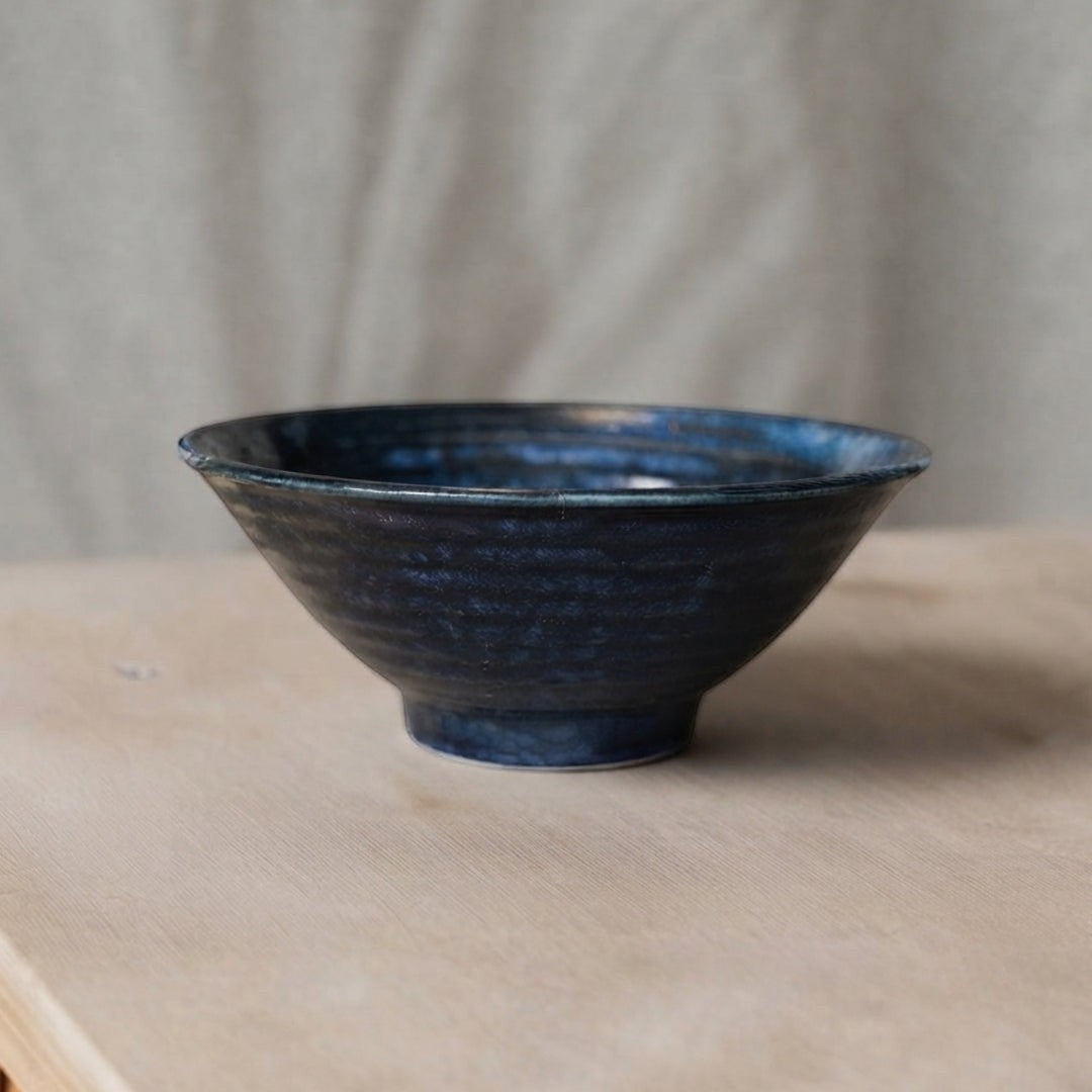 Bol donburi Yugen lab en céramique bleu profond avec un décor en relief tourbillon et une finition émaillée brillante