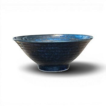 Bol donburi Yugen lab en céramique bleu profond avec un motif en relief tourbillon et une finition émaillée élégante.