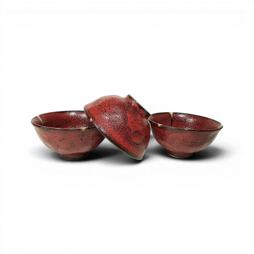 Trois bols à riz Yugen lab en grès rouge émaillé style raku, fabriqués artisanalement au Japon