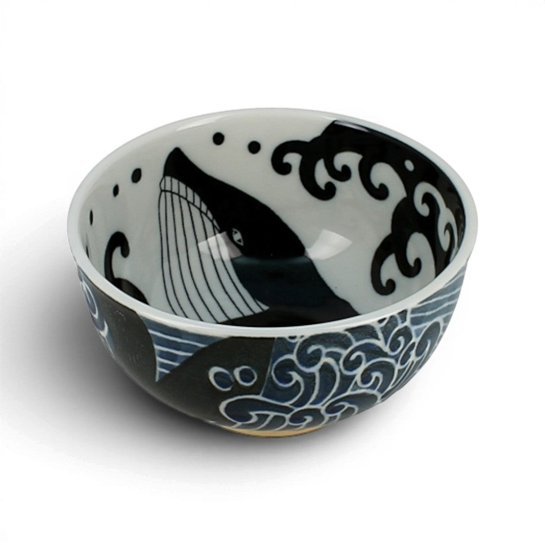 Bol japonais Yugen lab en céramique blanche orné d'un motif de baleine bleue et de vagues stylisées à l'intérieur