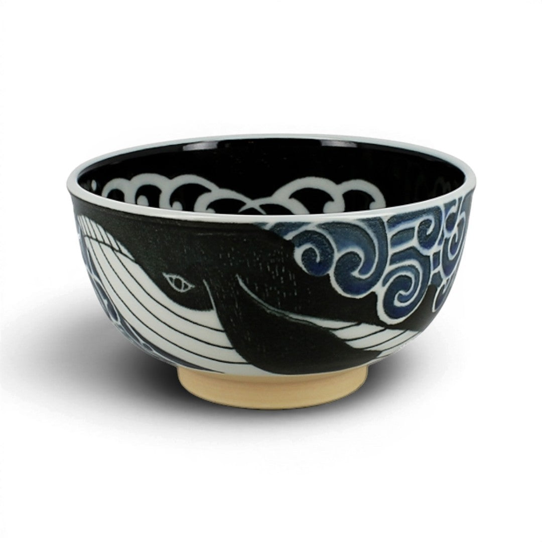 Bol japonais en céramique Yugen lab avec motif de baleine bleue et vagues stylisées sur fond noir et blanc