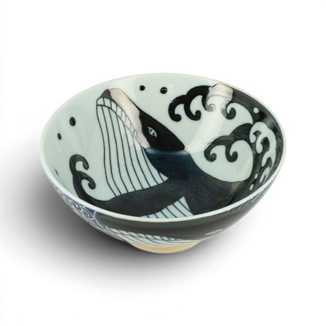 Bol à riz japonais en porcelaine Yugen lab avec motif de baleine bleue et blanche sur fond clair