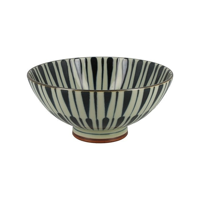 Bol japonais Yugen lab en céramique blanc et bleu avec motif de lignes verticales, idéal pour le riz ou le thé.