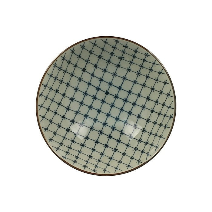 Petit bol japonais Yugen lab en céramique blanc et bleu avec un motif géométrique d'étoiles et de lignes croisées