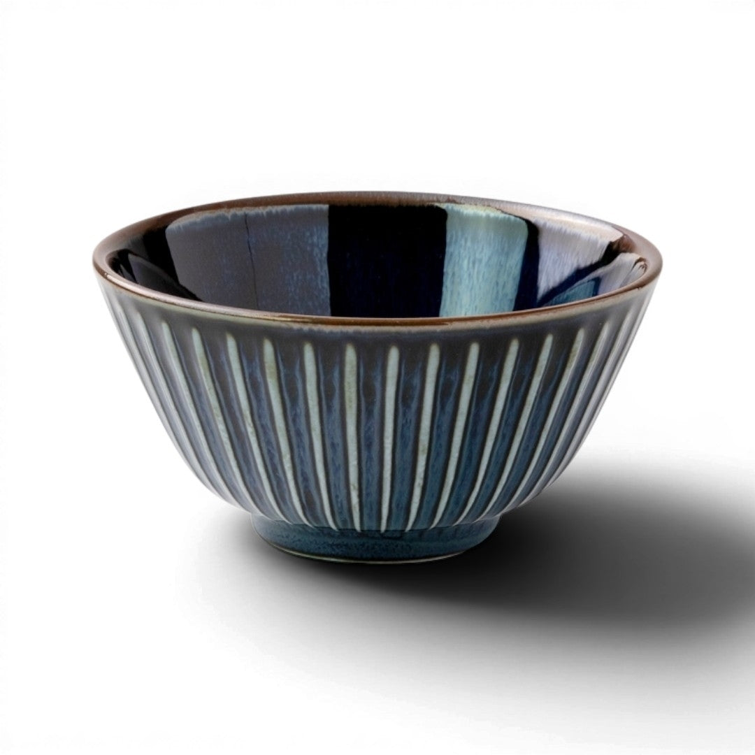 Bol japonais Yugen lab en céramique bleu profond avec des lignes verticales en relief et un bord brun évasé