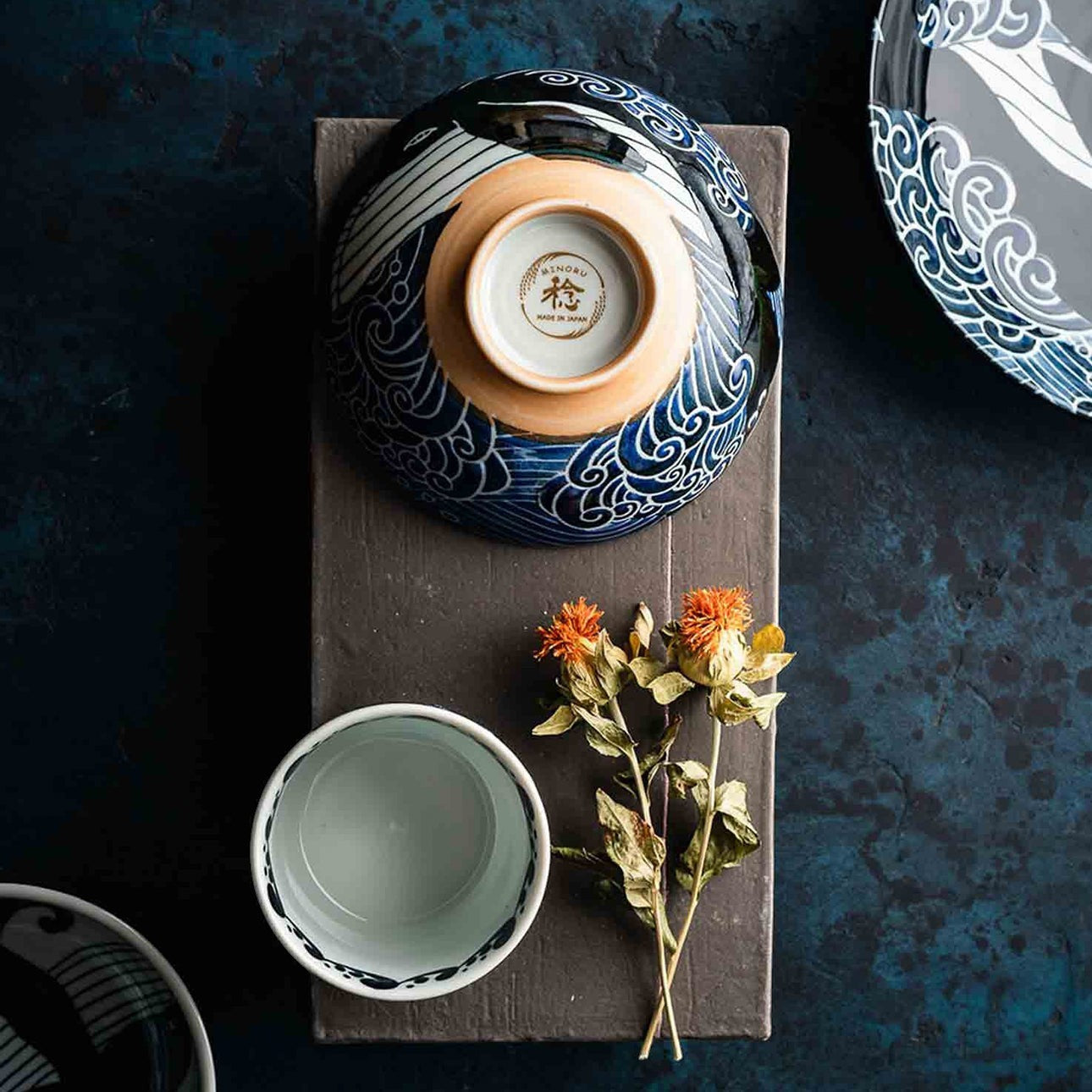 Bol japonais en céramique Yugen lab bleu et blanc avec motif de vagues et baleine, vue de dessous et intérieur