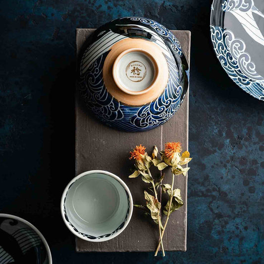 Bol japonais en céramique Yugen lab bleu et blanc avec motif de vagues et baleine, vue de dessous et intérieur