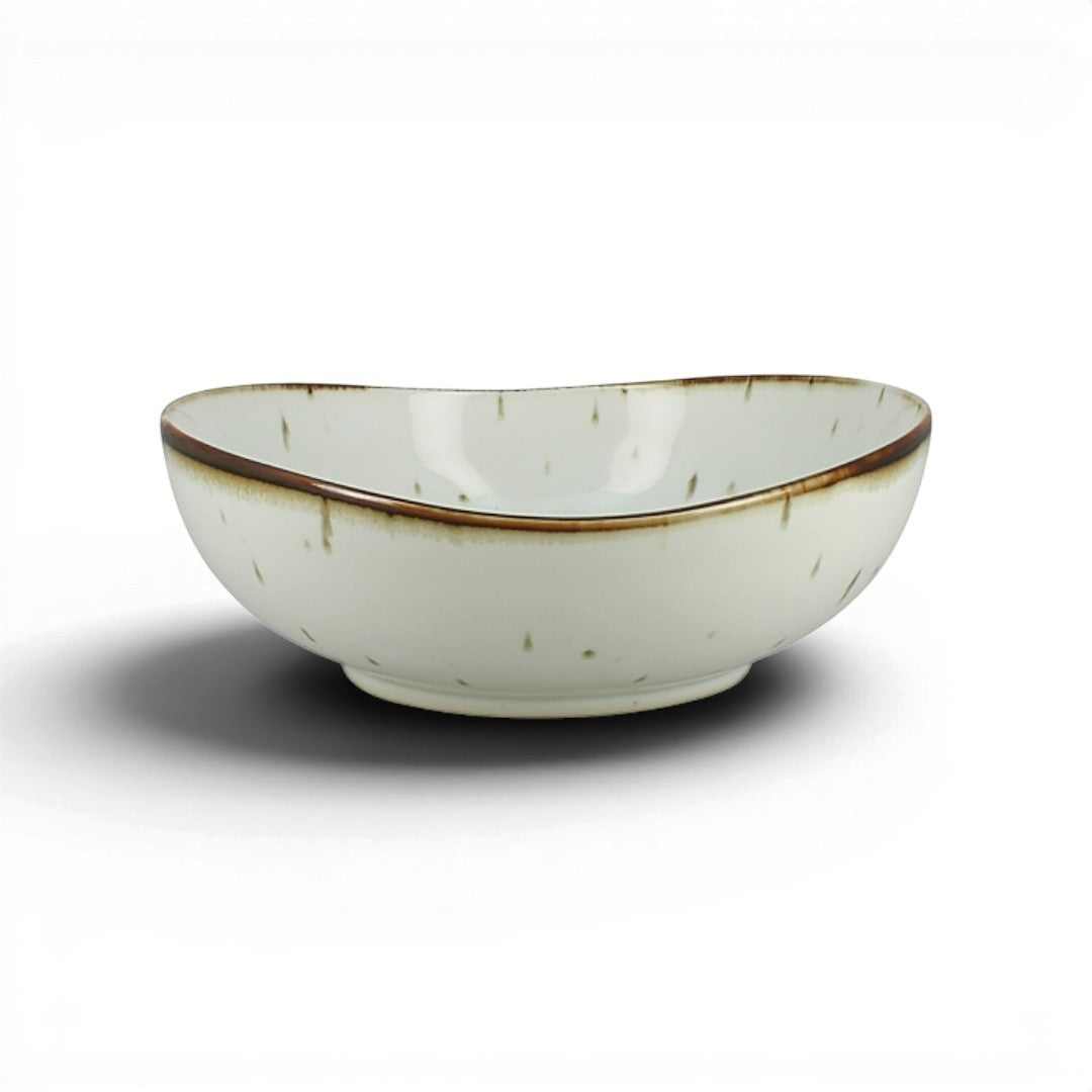 Bol japonais Yugen lab en céramique blanc cassé avec bords marron irréguliers et finition artisanale