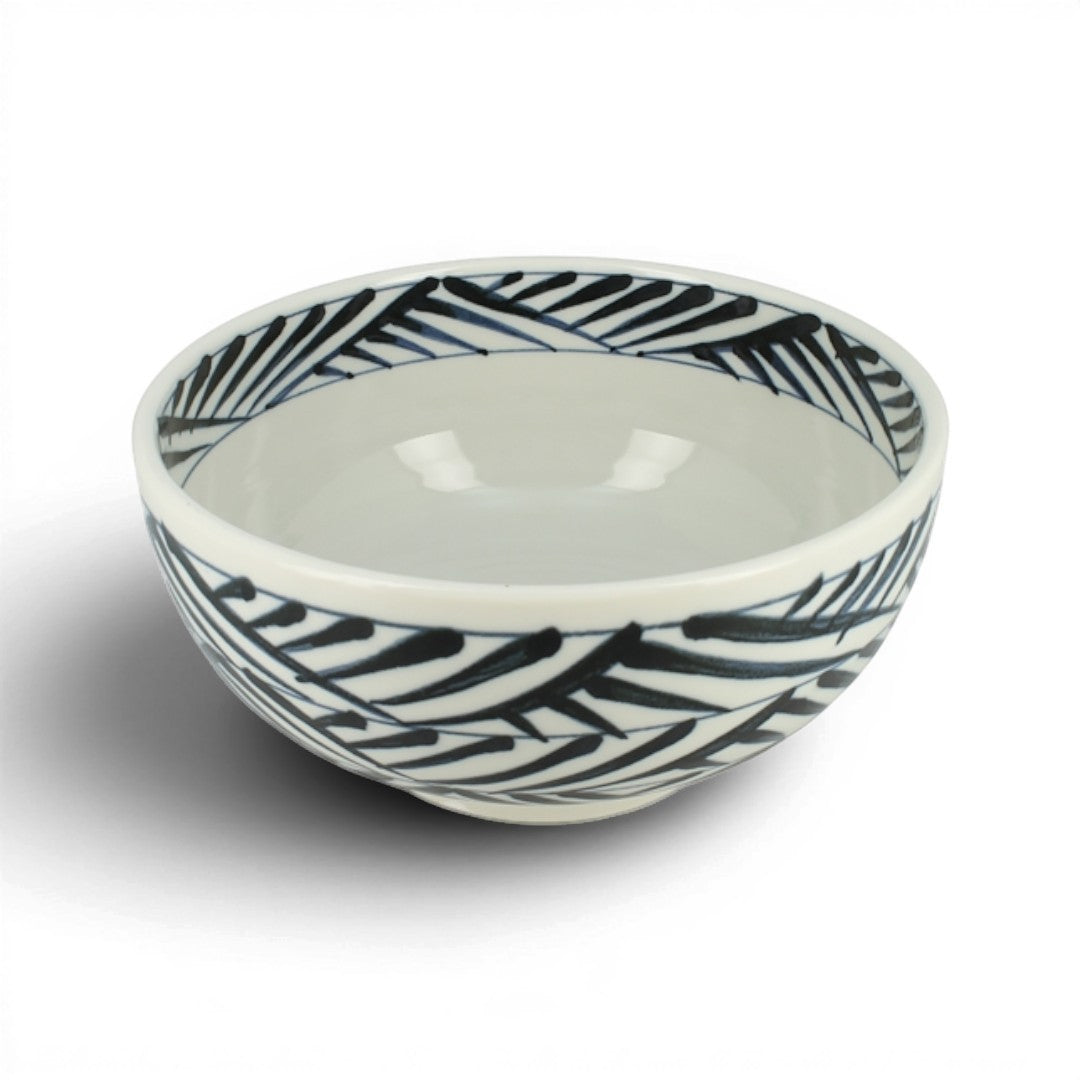 Bol japonais Yugen lab en céramique blanche avec motifs bleus traditionnels, idéal pour le riz ou la soupe