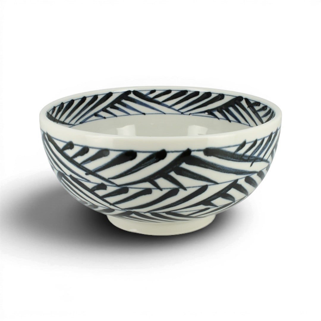 Bol japonais Yugen lab en céramique blanche avec motifs géométriques bleus peints à la main