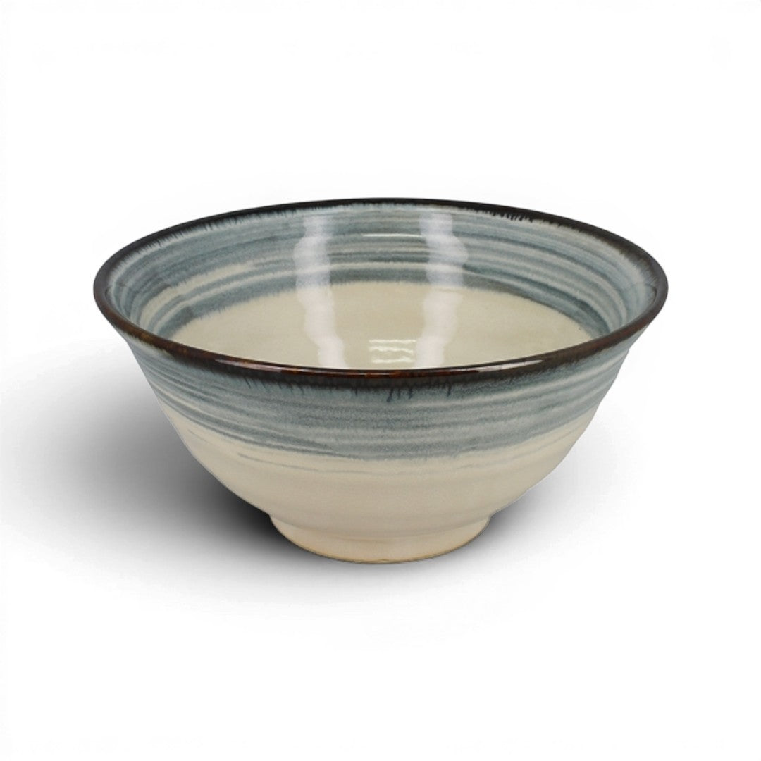 Bol japonais Yugen lab en céramique blanche avec des rayures bleues artisanales et un bord foncé