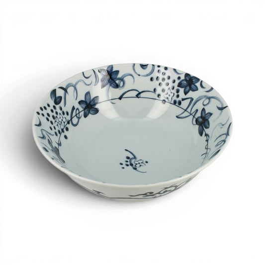 Bol japonais Yugen lab en céramique blanche avec motifs floraux et ronces peints en bleu, style traditionnel nippon.