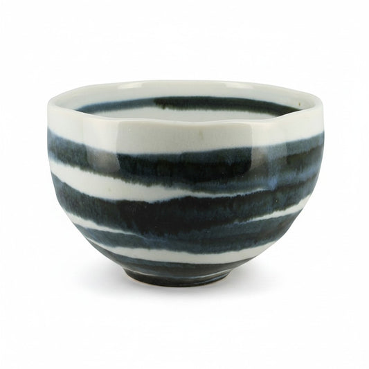 Bol japonais Yugen lab en céramique blanche avec des rayures bleues horizontales et un socle stable