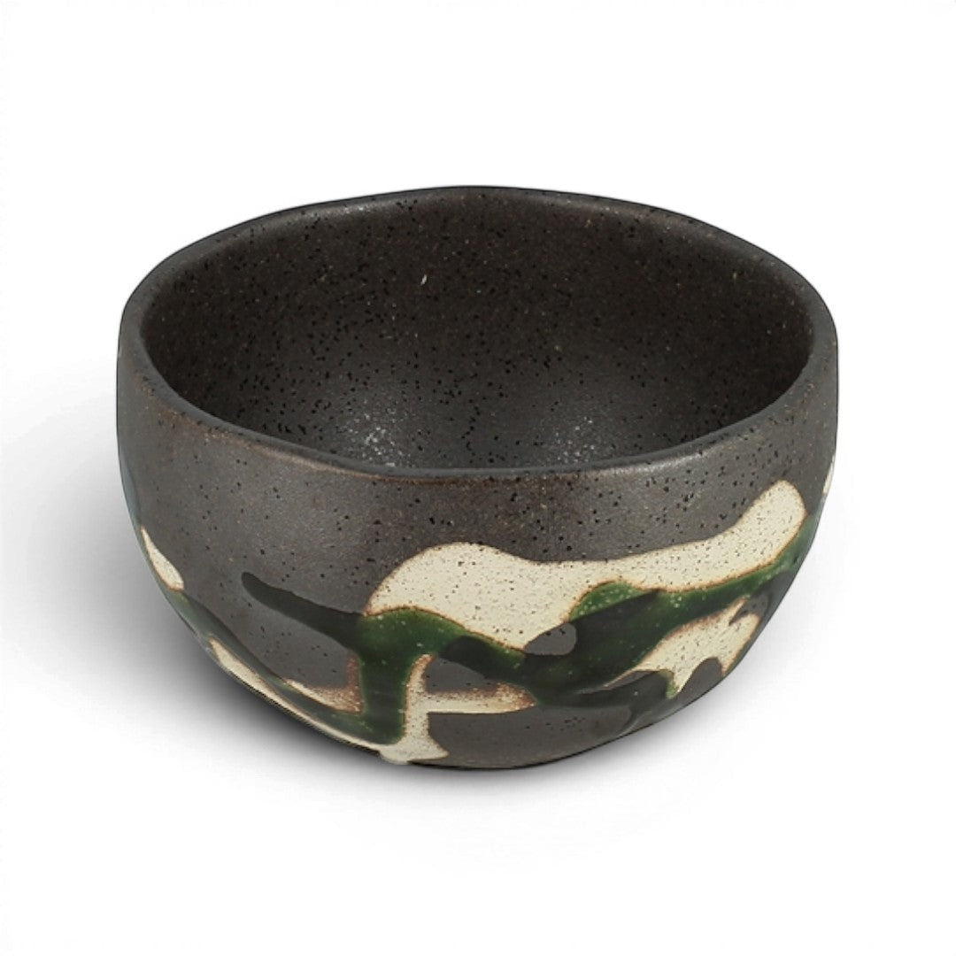 Bol japonais Yugen lab en céramique noire à l'aspect brut avec des motifs décoratifs crème et vert