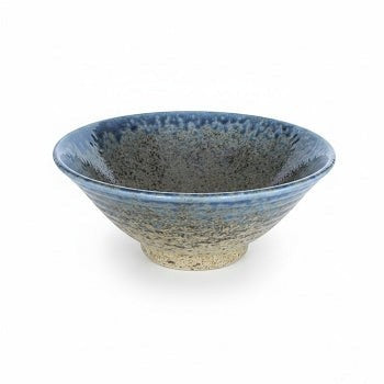 Bol japonais Yugen lab en céramique évasée avec finition mouchetée dans des tons de bleu, brun et gris.
