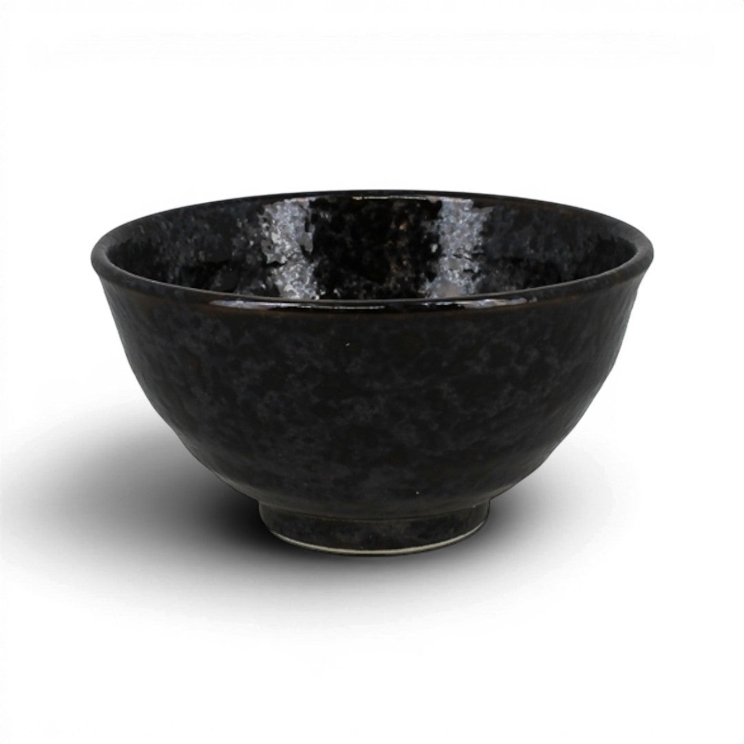 Bol japonais Yugen lab en céramique noire brillante au design artisanal élégant et intemporel