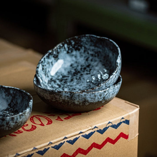 Bol japonais Yugen lab en céramique noire avec motif nuage blanc, design artisanal robuste et élégant