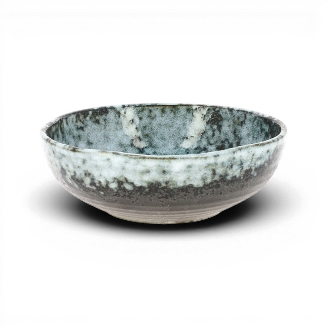 Grand bol japonais Awayuki Yugen lab en céramique noire avec un motif blanc texturé rappelant la neige