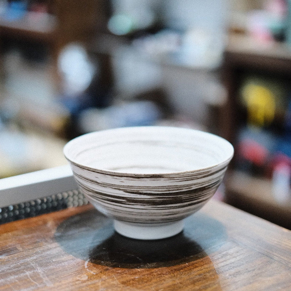 Bol japonais Yugen lab en céramique blanche avec des motifs de pinceau marron, idéal pour nouilles ou céréales.