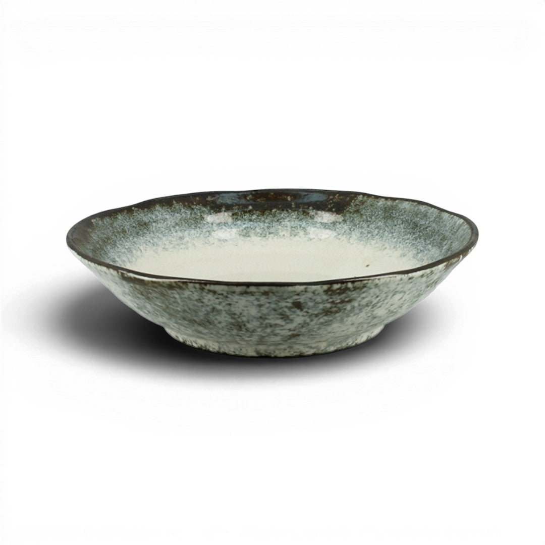Bol japonais Yugen lab en céramique bleu foncé et blanc avec une bordure brune, design évasé et moderne