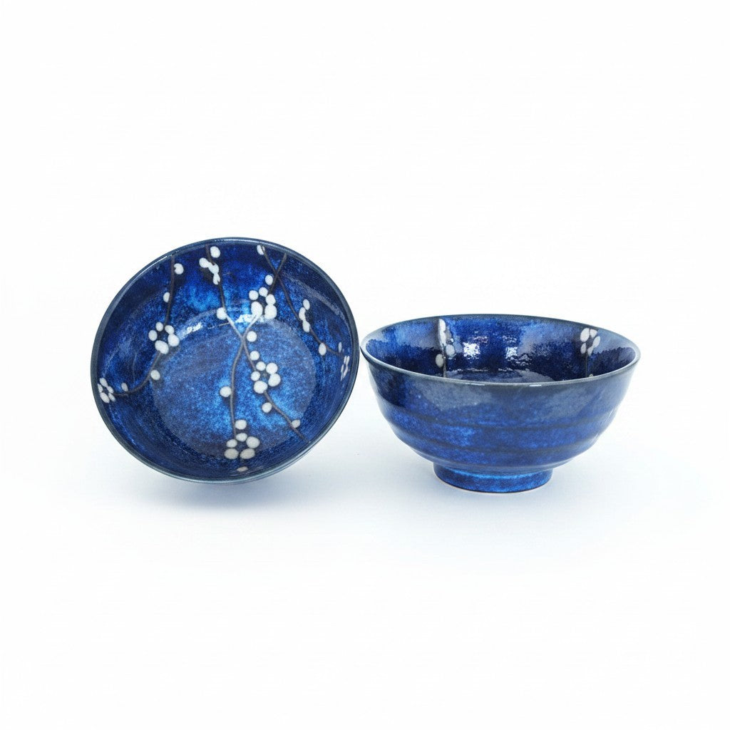 Bol japonais Yugen lab en céramique bleu profond avec motifs de fleurs de cerisier blanches pour le riz ou céréales