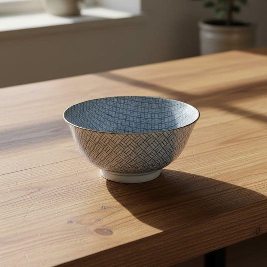 Bol Yugen lab en céramique avec motif damier bleu et blanc traditionnel japonais posé sur une table en bois
