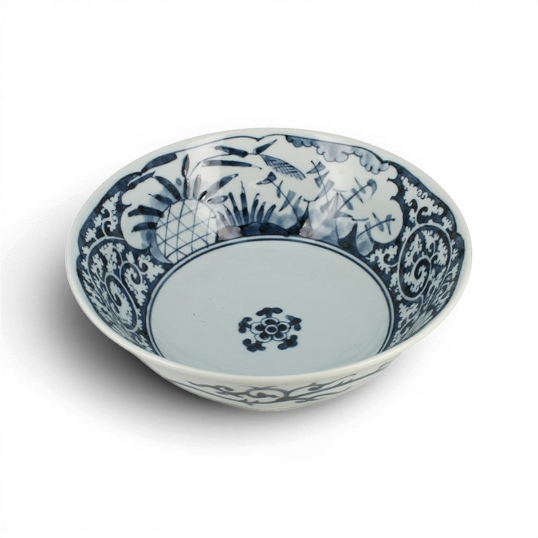 Bol japonais Yugen lab en porcelaine blanche avec motifs floraux et arabesques peints en bleu traditionnel