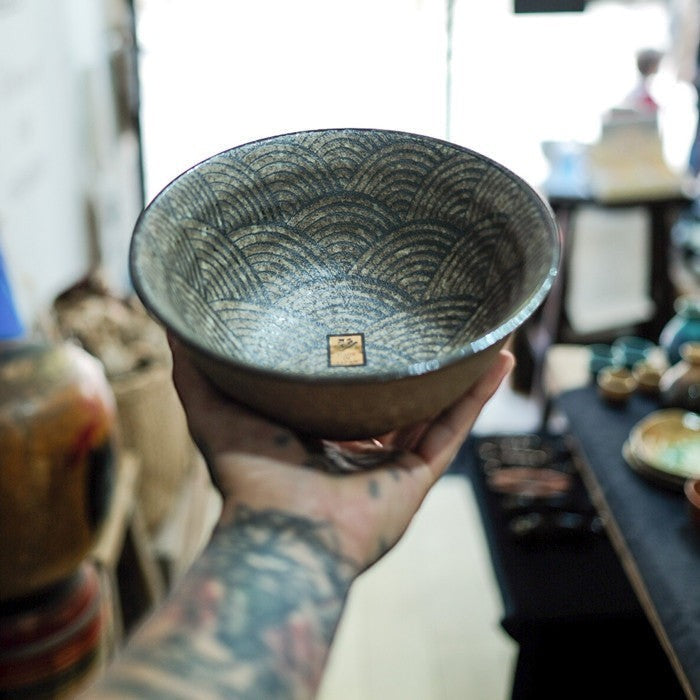 Bol japonais Yugen lab en porcelaine brune avec motif intérieur en éventail, tenu en main