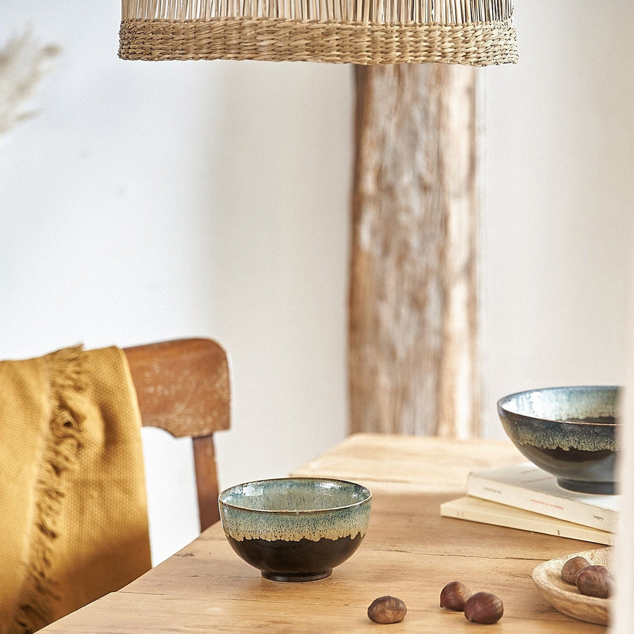 Bol japonais Yugen lab en porcelaine bleu et vert avec bordure artisanale posé sur une table en bois
